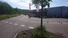 Fahrbahnmarkierung - Ladenbau
